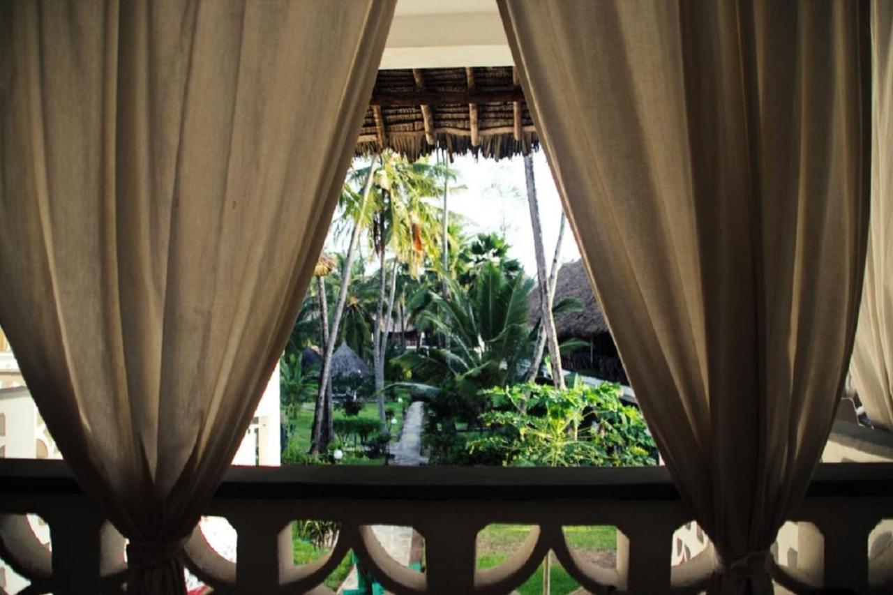 Beautiful Ascot Residence Right On White Sandy Beach Watamu Exterior photo